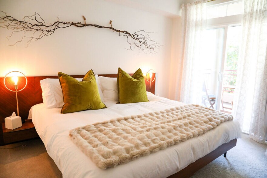 Building Photo - 2419 Fifth Ave