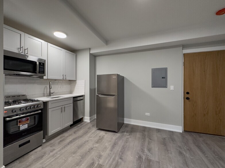 Building Photo - 510 W Belmont Ave