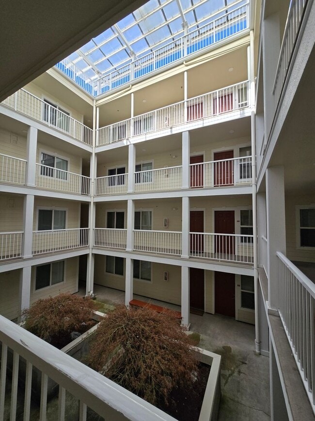 Building Photo - 2 Bedroom 1 Bathroom Condo in Downtown Bellingham