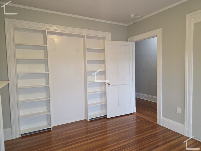 Building Photo - No Brokers Fee, Washington Sq. Area, Heat, Hot Water Included, Lage Bedrooms, Eat-in Kitchen, Lau...