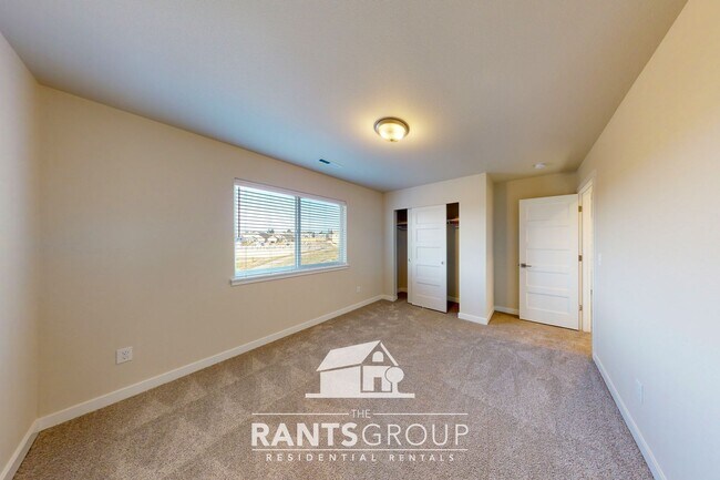Building Photo - Beautiful Steilacoom Ridge Home! Easy free...