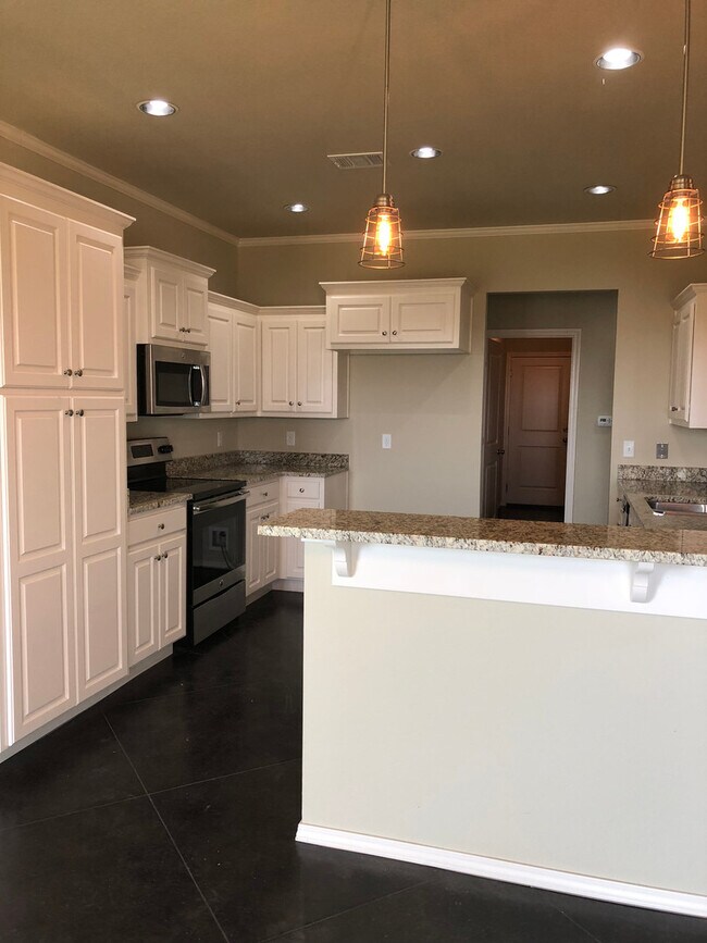 Building Photo - Located in HERITAGE HILLS !!! 2016 Built, ...