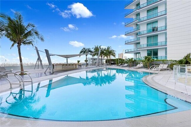 Building Photo - 900 Biscayne Blvd