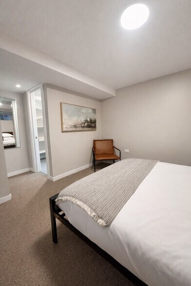 Building Photo - 736 N Throop St