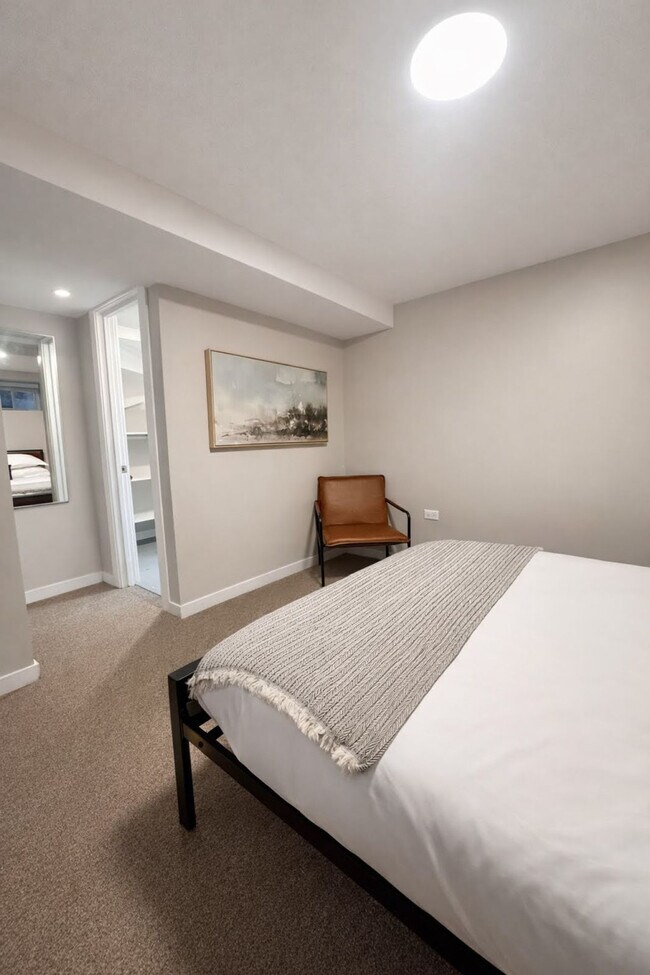 Building Photo - 736 N Throop St