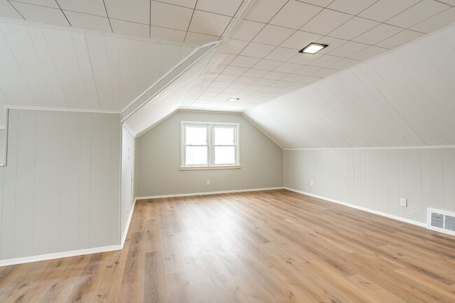 Building Photo - Welcome to a well-maintained 3-bedroom 1-bath home - Willowick, OH 44095