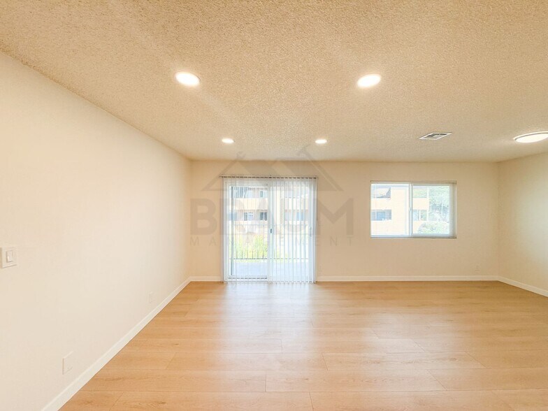 Building Photo - 14801 Delano St