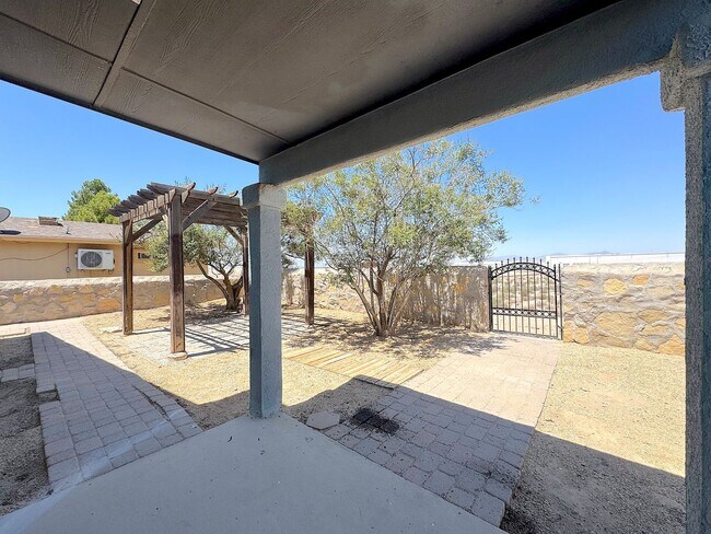 Building Photo - East El Paso 4bed/2bath