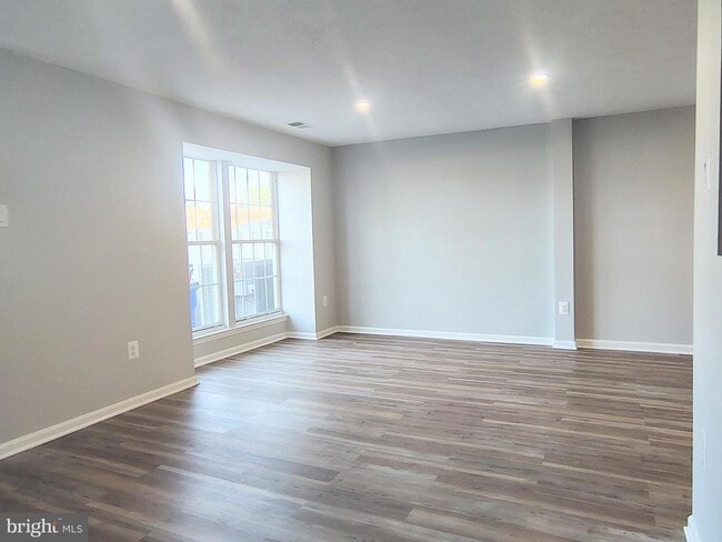 Building Photo - 564 Hollyberry Way