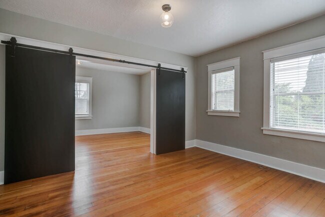 Building Photo - Nicely Renovated Top Floor Corner 1-Bed w/...