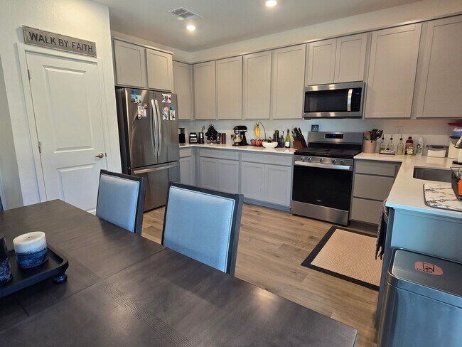 Building Photo - Newer 2 story home in Stonebrook Village- ...