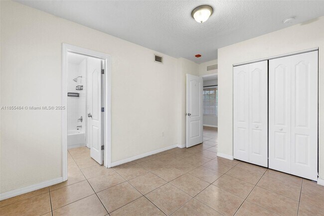Building Photo - 13 S Royal Poinciana Blvd