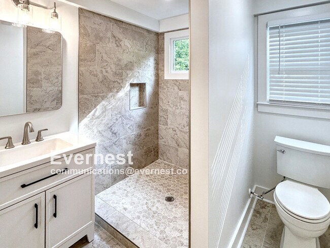 Building Photo - 4-Room Home in Prime Location Near Schools...