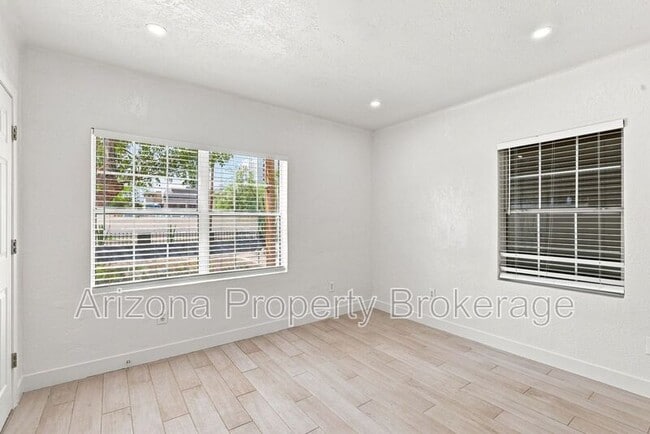 Building Photo - 1128 E Almeria Rd