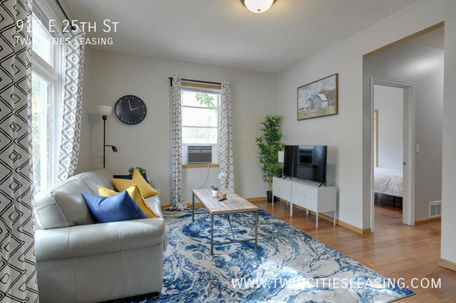 Building Photo - Updated 3 bed, 1 bath Apartment - With on-...