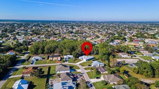 Building Photo - 419 SW Namoit Pl