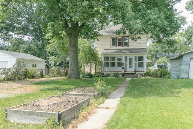 Building Photo - 2446 E Johnson St