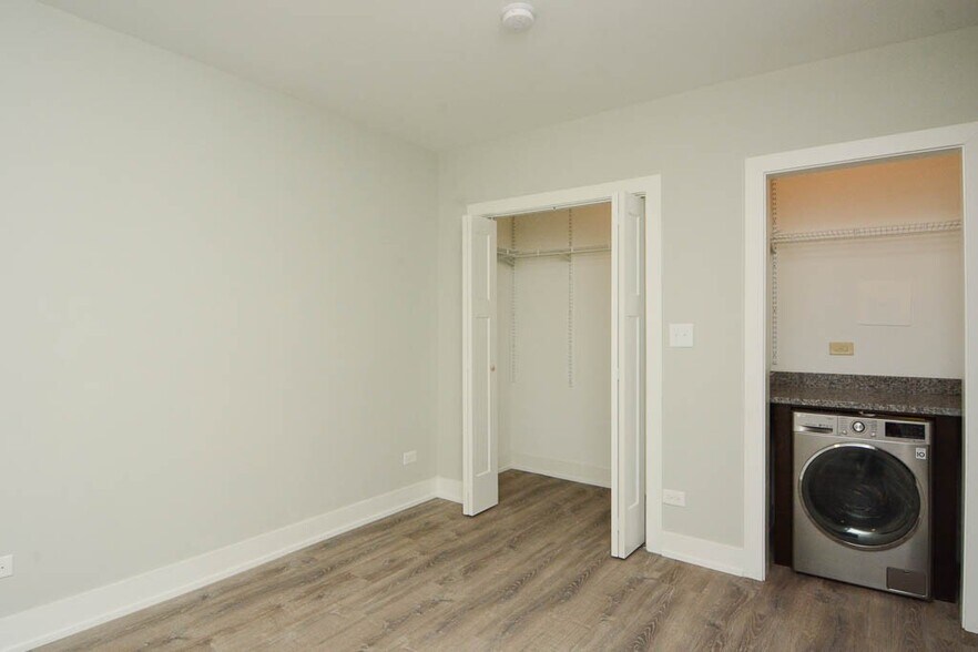 Building Photo - 533 W Belden Ave