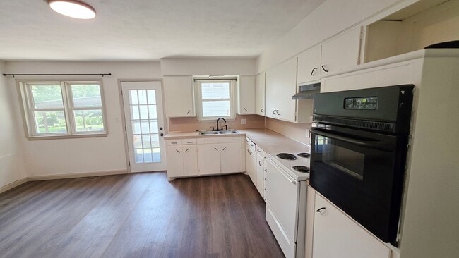 Building Photo - Remodeled Dupllex