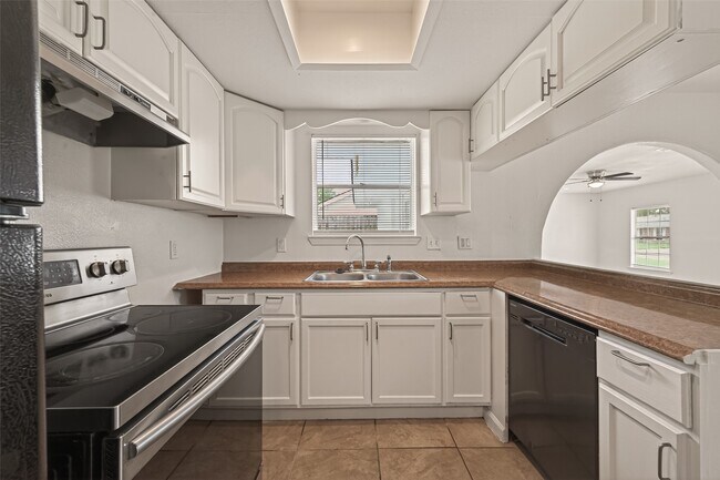 Building Photo - 6311 Tall Willow Dr