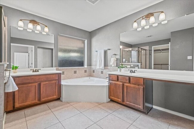 Building Photo - 15628 Interlachen Dr