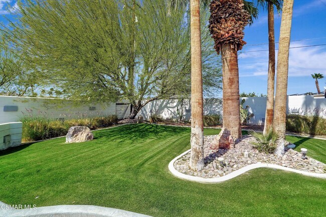 Building Photo - 1102 E Adobe Way