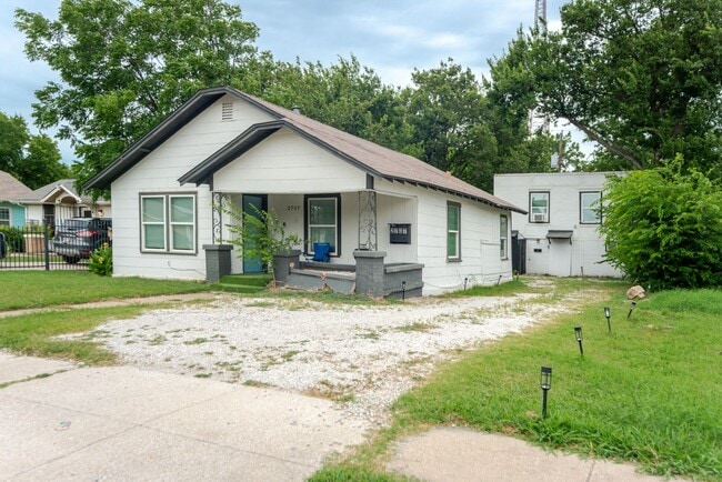 Building Photo - 2737 Stuart Dr