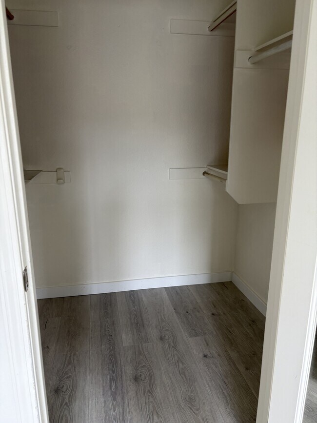 Building Photo - 4023 Bluff View Way