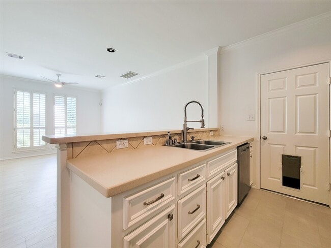 Building Photo - 75 Dennis St