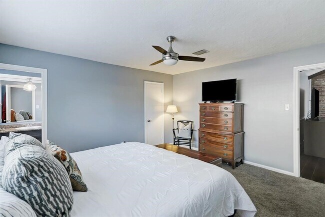 Building Photo - 9738 Derrik Dr