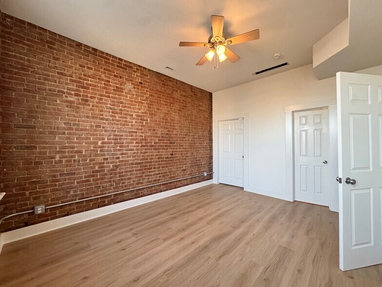 Building Photo - 517 Gillis St