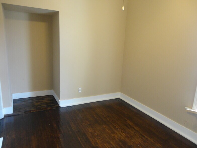 Building Photo - 213 E Mulberry St