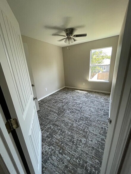Building Photo - Room in Duplex on Arbor Ave