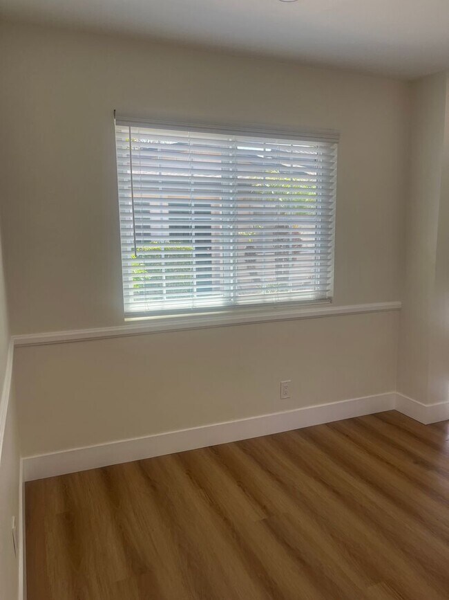Building Photo - 1147