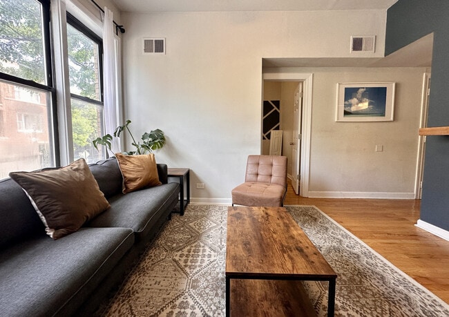 Building Photo - 906 N Damen Ave