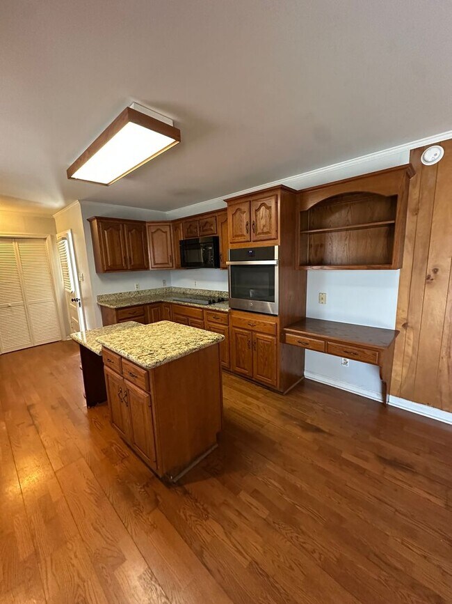 Building Photo - 3304 Southgate Dr