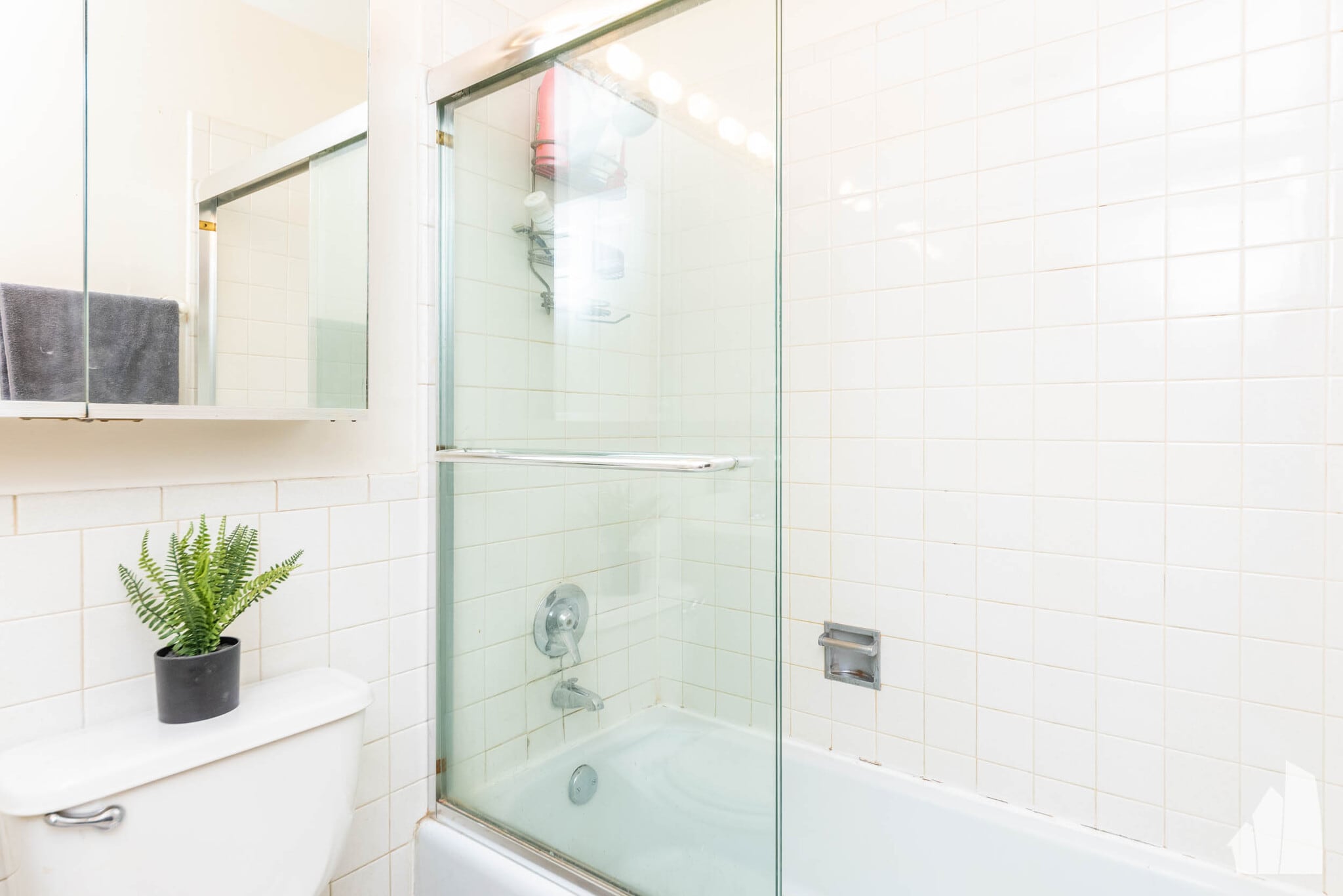 Building Photo - 3825 N Pine Grove Ave