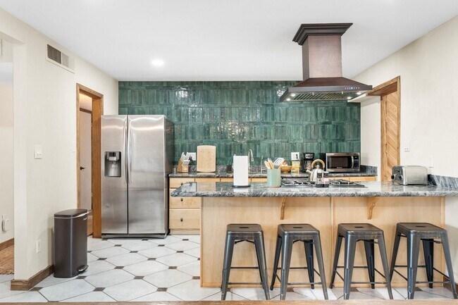 Building Photo - 9 E Del Rio Dr