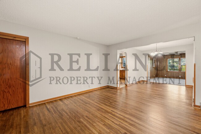 Building Photo - 1620 E Selma St
