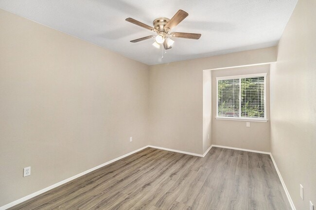 Building Photo - Spacious 4 bedroom 2 1/2 baths, 2 story for lease in the Elm Grove Village Subdivision - Kingwood