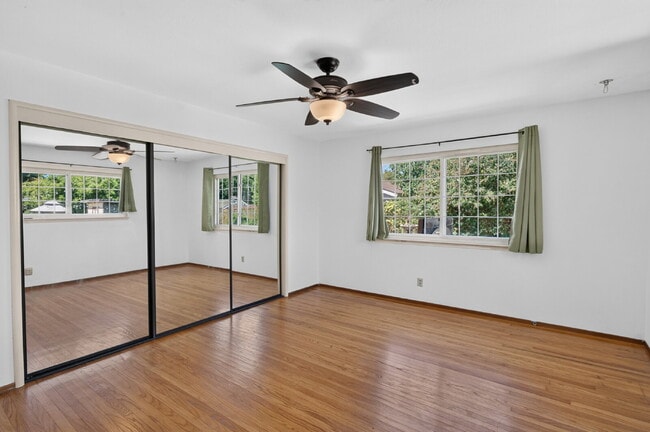 Building Photo - Spacious 4-Bed Oasis with 2 Full Baths