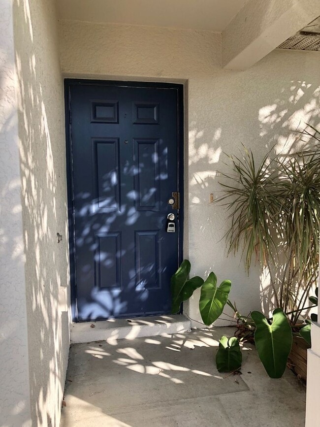 Building Photo - Experience this Large Cape Coral 3 bedroom...