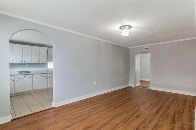 Building Photo - 2545 White Oak Dr