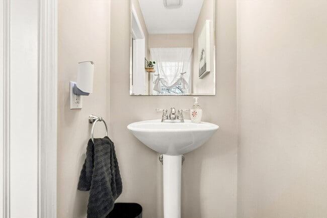 Building Photo - 98 Poplar St