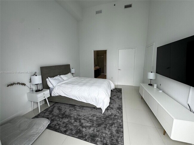 Building Photo - 475 Brickell Ave