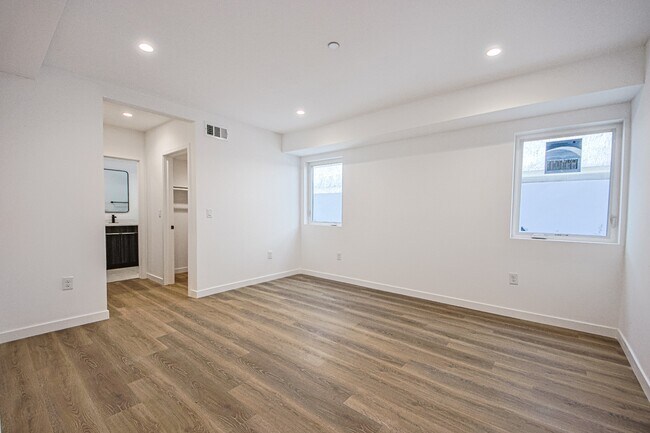 Building Photo - 5235 Satsuma Ave