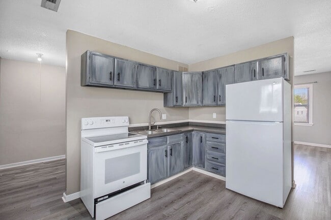 Building Photo - *MOVE IN SPECIAL* $250 Off First Full Month's Rent OR Free 55in TV! Beautiful 2BR/1BA Duplex in I...