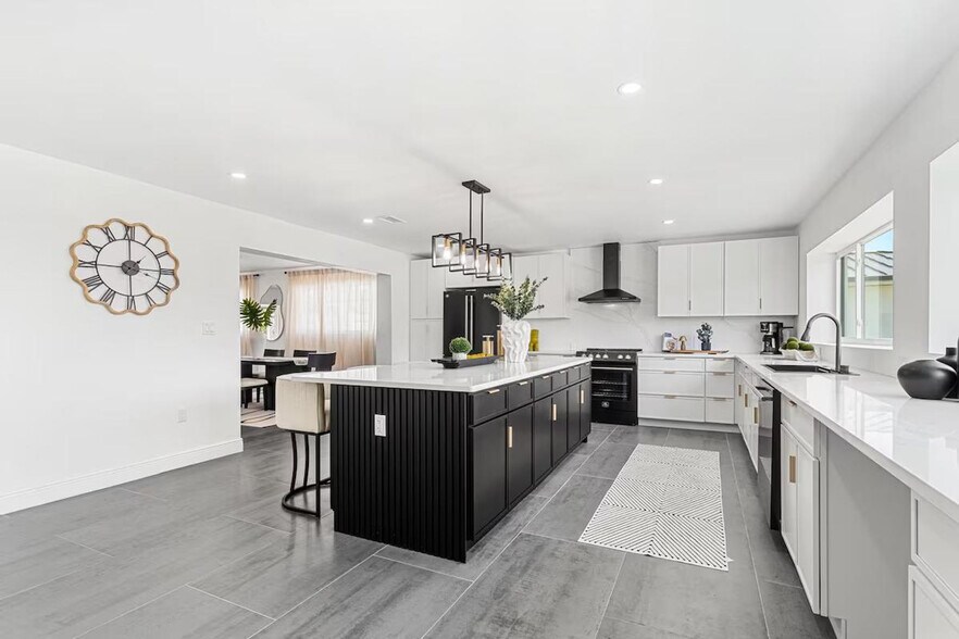 Building Photo - 650 69th Ave S