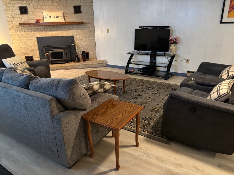 Building Photo - 13 Pennwood Rd