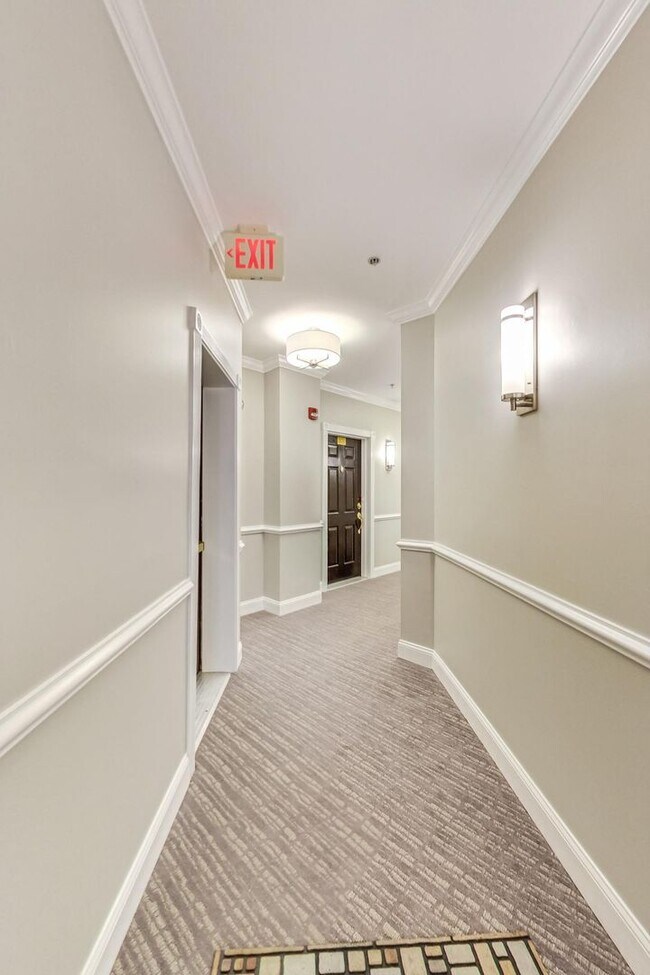 Building Photo - Beautiful two bedroom, two bathroom unit l...